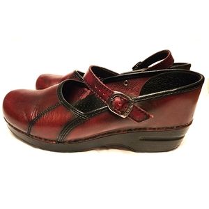 Dansko Size 39 Mary Jane Clogs